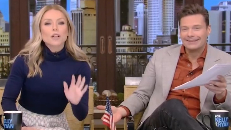 Kelly Ripa et Ryan Seacrest se disputant devant la caméra