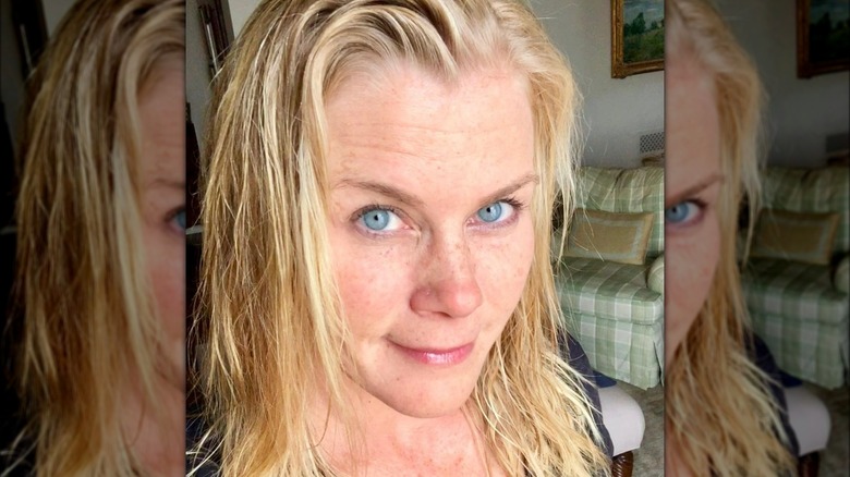 Alison Sweeney aux cheveux humides