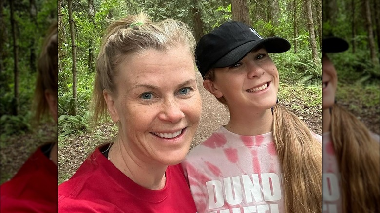 Alison Sweeney, fille souriante à l'extérieur