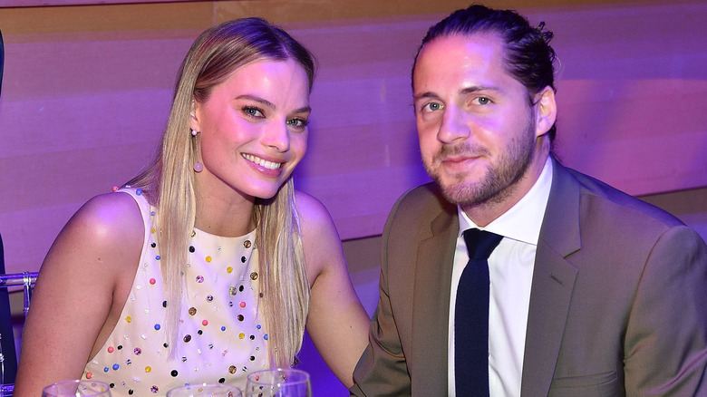 Margot Robbie souriant avec son mari Tom Ackerley