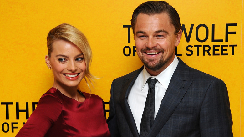 Margot Robbie et Leonardo DiCaprio posant ensemble