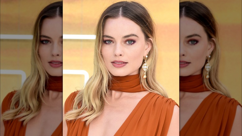 Margot Robbie posant pour une photo