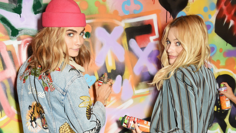 Margot Robbie et Cara Delevingne posent