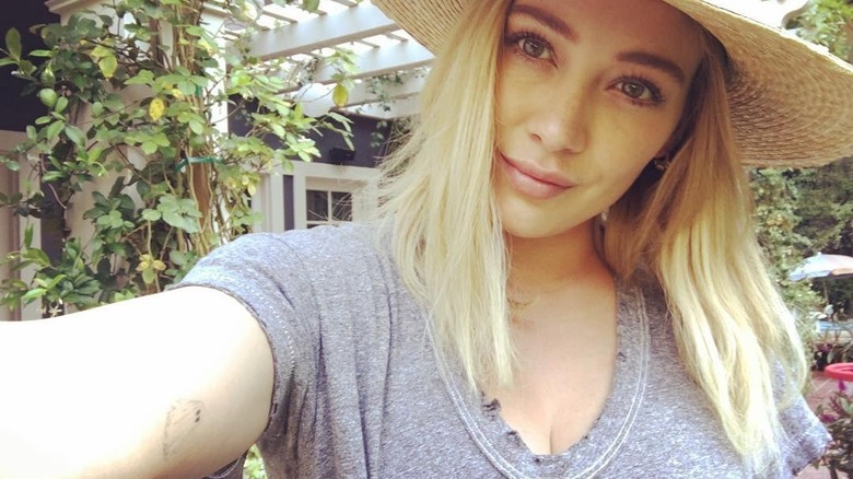 Le tatouage fantôme d'Hilary Duff