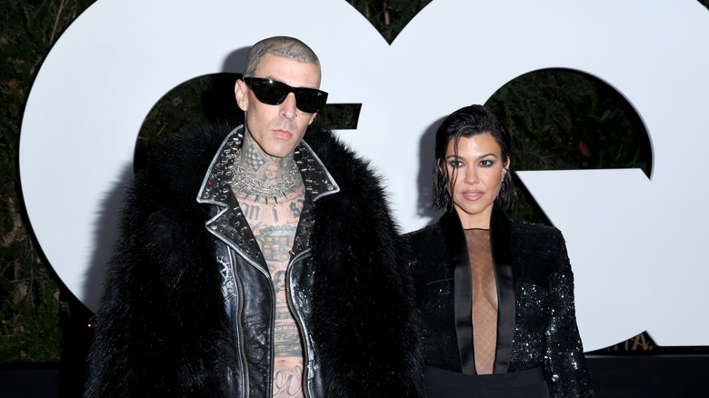 Kourtney Kardashian et Travis Barker posent