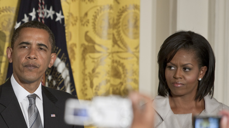 Michelle Obama regarde Barack Obama