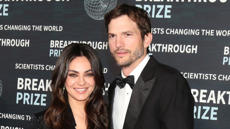 Mila Kunis et Ashton Kutcher posent