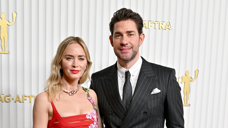 John Krasinski et Emily Blunt posant