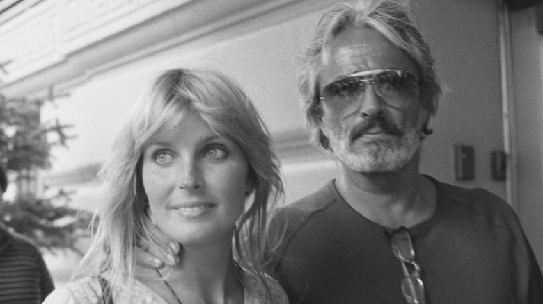 John Derek tient Bo Derek par le cou