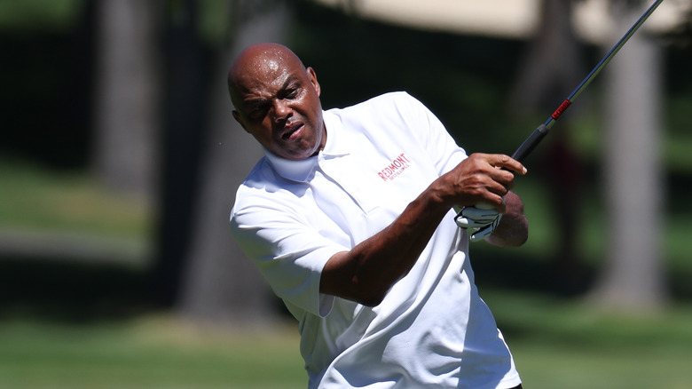 Charles Barkley jouant au golf