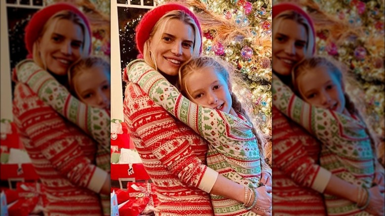 Jessica Simpson souriant avec sa fille Maxwell