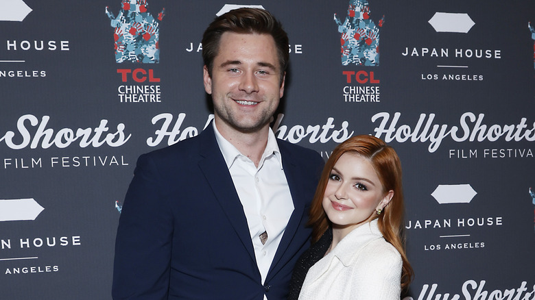 Luke Benward et Ariel Winter posant ensemble