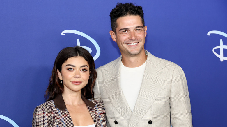 Sarah Hyland et Wells Adams posant ensemble