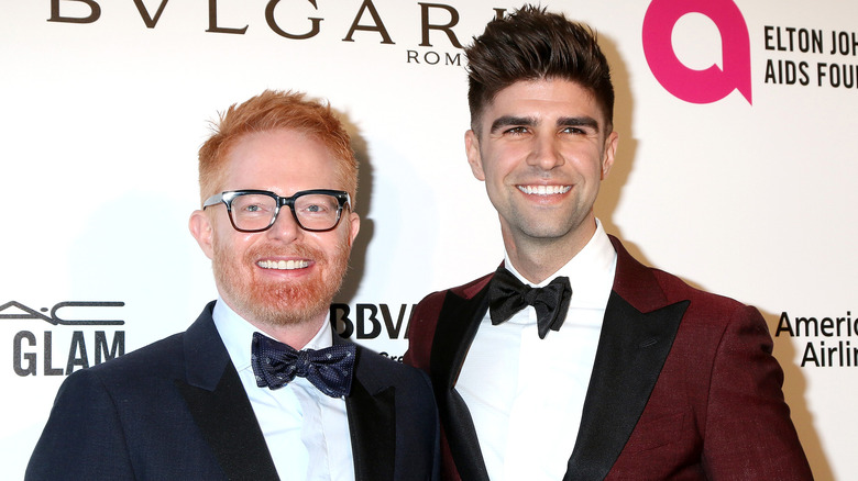 Jesse Tyler Ferguson et Justin Mikita posant ensemble