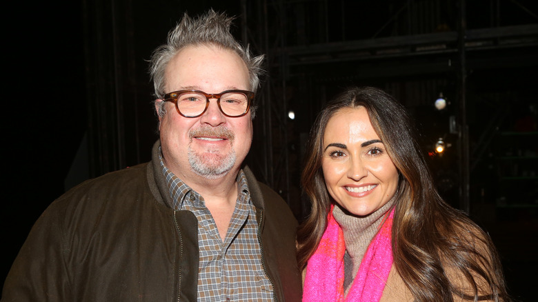 Eric Stonestreet et Lindsay Schweitzer sourient ensemble