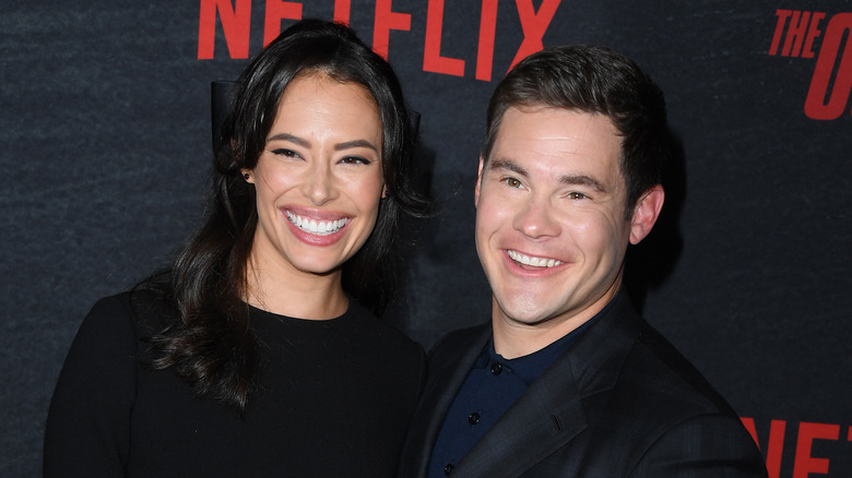 Chloe Bridges et Adam Devine souriant ensemble