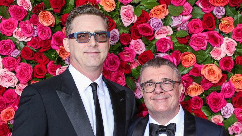 Nathan Lane et Devlin Elliott sourient ensemble