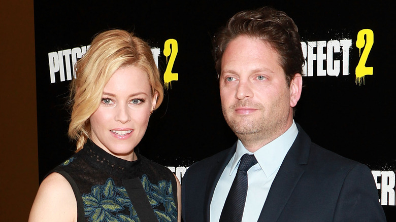 Elizabeth Banks et Max Handelman posant ensemble