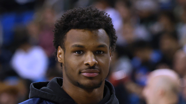 Bronny James sur un terrain de basket