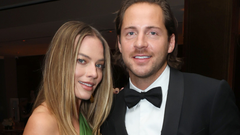 Margot Robbie et Tom Ackerley souriant