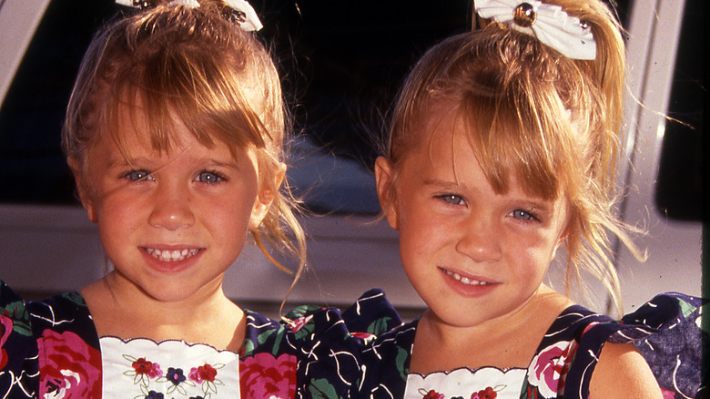 Mary-Kate et Ashley Olsen sourient