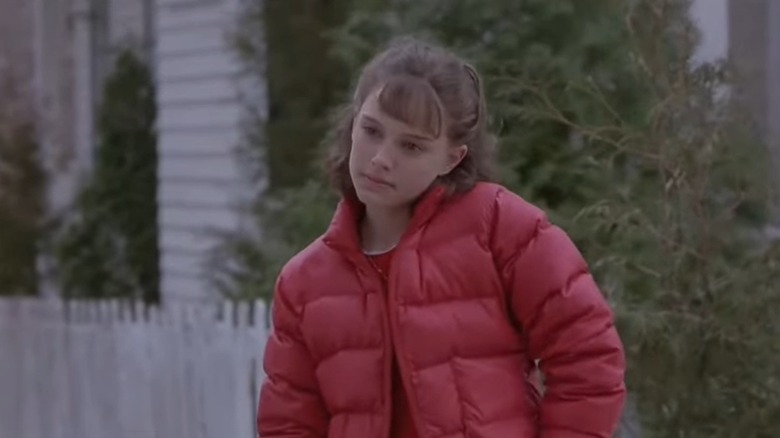 La jeune Natalie Portman porte un manteau