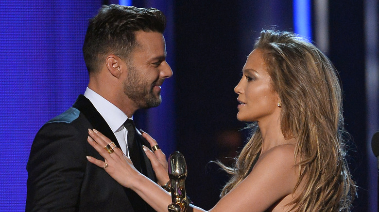 Ricky Martin and Jennifer Lopez making eye contact