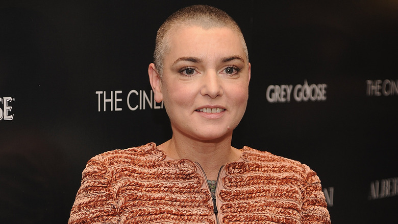 Sinéad O'Connor souriant 