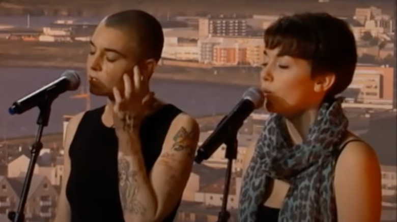 Sinead O'Connor chante avec sa fille Roisin Waters