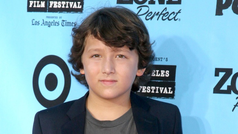 Jeune Frankie Jonas posant sur un tapis rouge