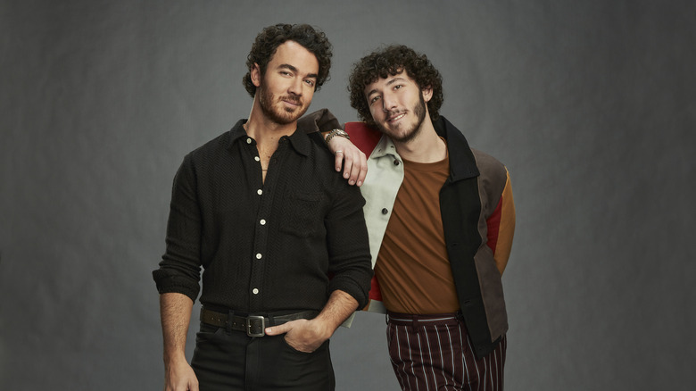 Kevin Jonas et Frankie Jonas posant ensemble