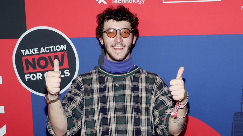 Frankie Jonas souriant et levant les pouces