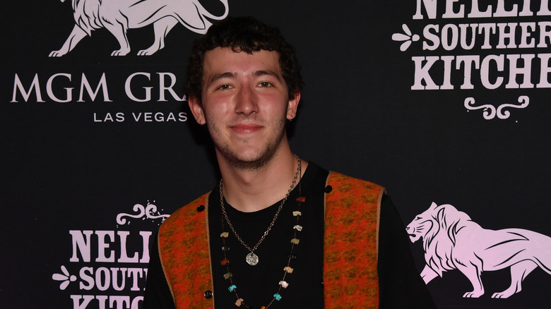 Frankie Jonas souriant sur le tapis rouge