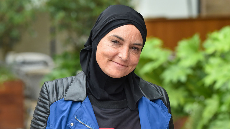 Sinéad O'Connor souriant