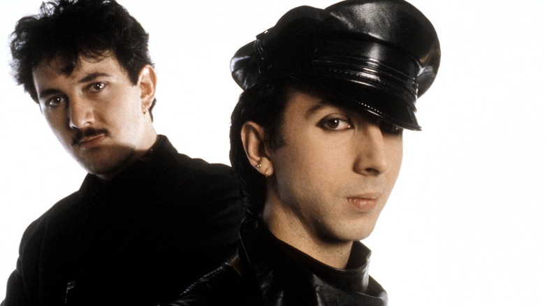 David Ball et Marc Almond de Soft Cell posant devant un fond blanc