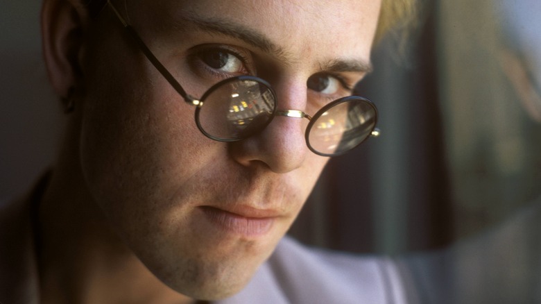 Thomas Dolby posant dans des lunettes rondes