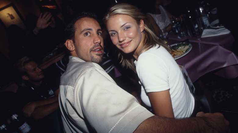 Cameron Diaz et Carlos De La Torre assis ensemble