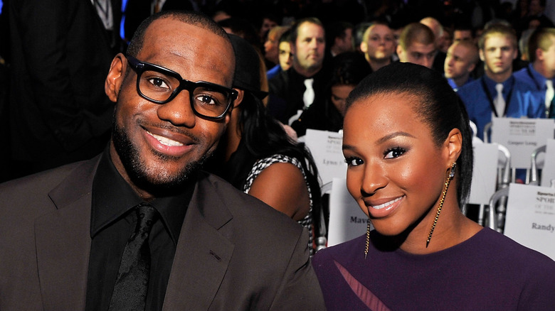 LeBron et Savannah James assis ensemble