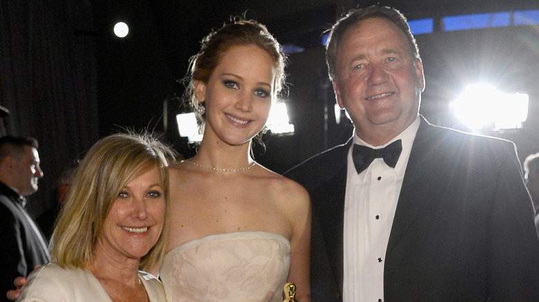 Karen Lawrence, Jennifer Lawrence et Gary Lawrence posant aux Oscars