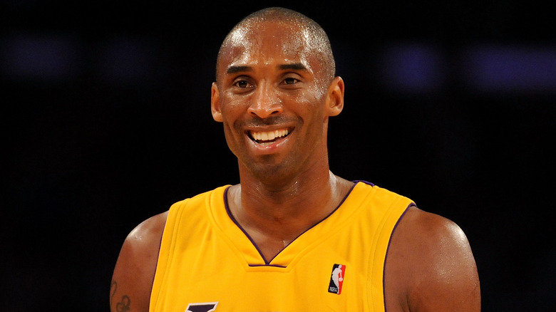 Kobe Bryant souriant sur un terrain de basket