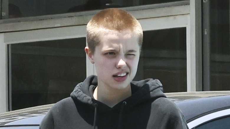 Le jeu Buzzcut de Shiloh Jolie-Pitt reste fort lors de la dernière promenade avec ses frères et sœurs