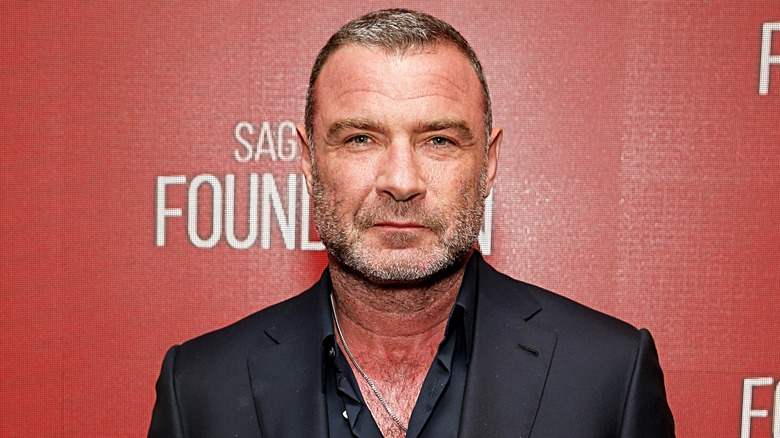 Liev Schreiber épouse sa petite amie enceinte quelques semaines seulement après que son ex Naomi Watts ait épousé Billy Crudup