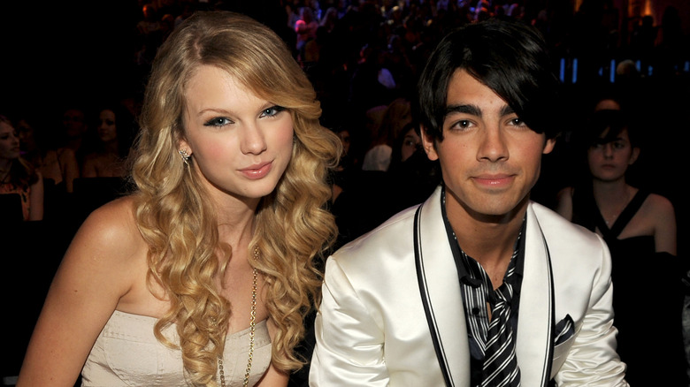 Tout le monde Joe Jonas est sorti après CETTE rupture d »appel téléphonique avec Taylor Swift