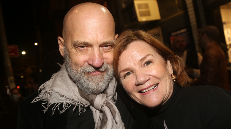 Anthony Edwards posant avec Mare Winningham