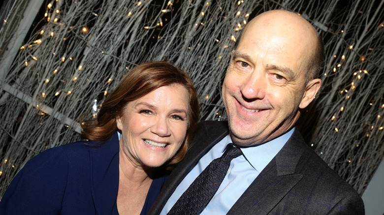 Mare Winningham et Anthony Edwards souriant