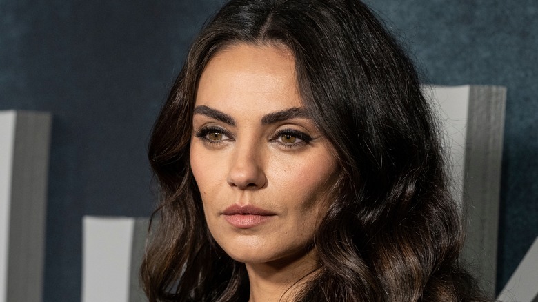 Mila Kunis pose sur le tapis rouge