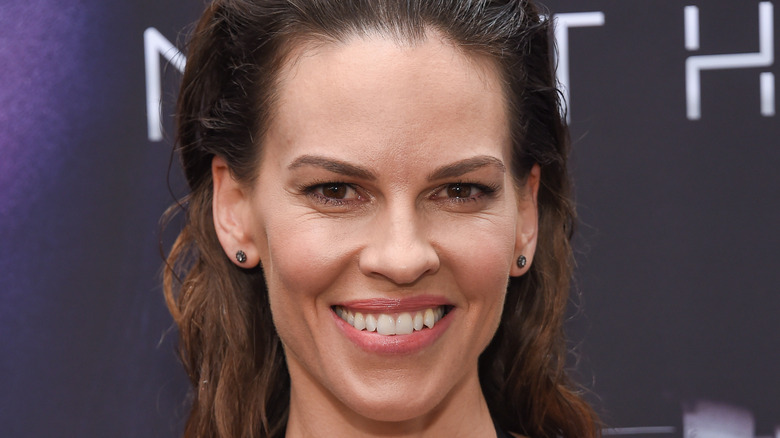 Hilary Swank souriante