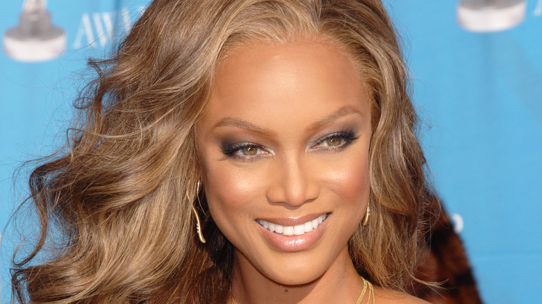 Tyra Banks sourit