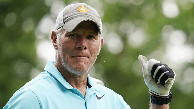 Brett Favre joue au golf et donne un coup de pouce