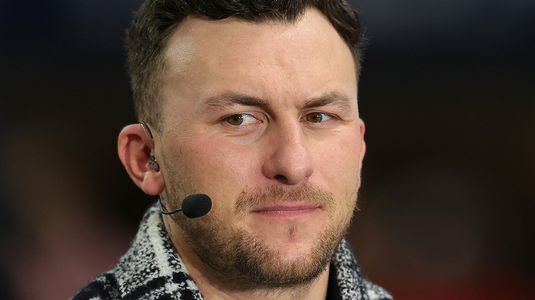 Johnny Manziel s'exprimant au bureau des sports